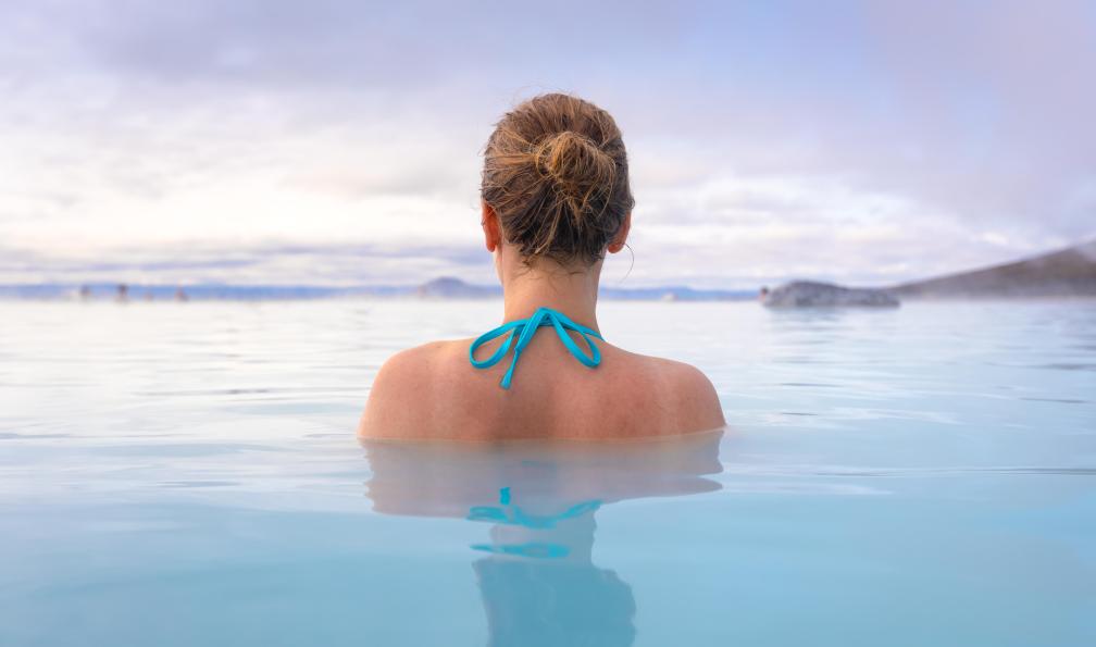 NicoElNino - Adobe Stock - Femme se baignant dans une piscine thermale chaude; Islande - Le tour du pays de feu - 2
