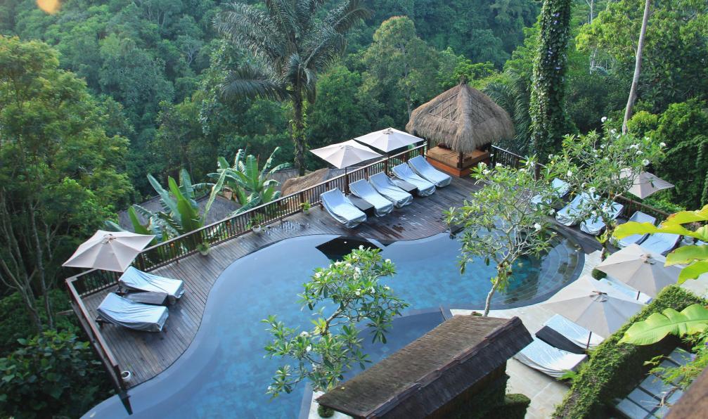 celine - Adobe Stock - Hôtel avec piscine et transats dans la jungle, Bali, Indonésie - Trois volcans et la mer turquoise - 2