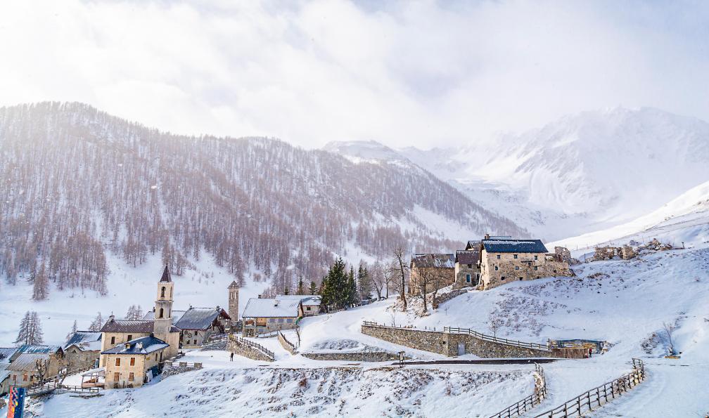 Alessandrogiam - Adobe stock - Le petit village de Ferrère, accessible uniquement à pied pendant la saison hivernale. Vallée Stura, Piémont, Italie - Cocooning et vallées sauvages d'Argentera - 1
