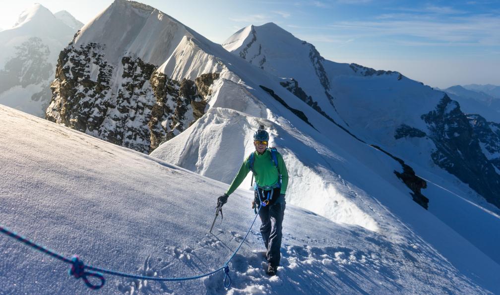 Willemyns -  Jef -  Unspash -  Alpiniste encordé dans les pentes du Breithorn, Alpes, Suisse - La Haute Route du Cervin - 1