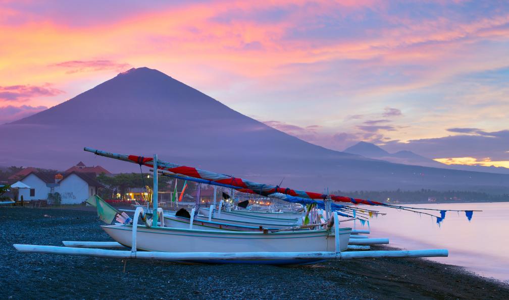 joyt - Adobe stock - Volcan de Agung, le plus hait d'Indonésie avec au premier pan la plage et ses bateaux de pêche traditionnels, au coucher du soleil, Indonésie - La transbalinaise - 5