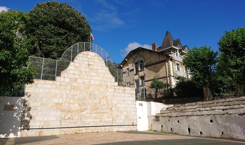 Franois - Jean - Adobe Stock - Fronton de Pelote Basque, Sare, Pyrénées-Atlantiques, France - La traversée du Pays basque - 6