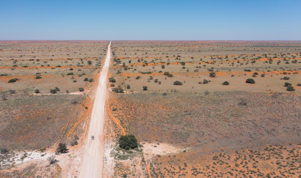 Chloé - Crétois - Vu drone d'une piste en Namibie  - Safaris et grands espaces du sud - 1