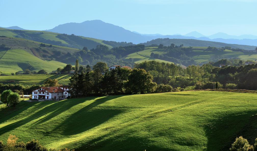 Tilio & Paolo - Adobe Stock - Paysage du Pays Basque dans les alentours de Sare, France - La traversée du Pays basque - 7