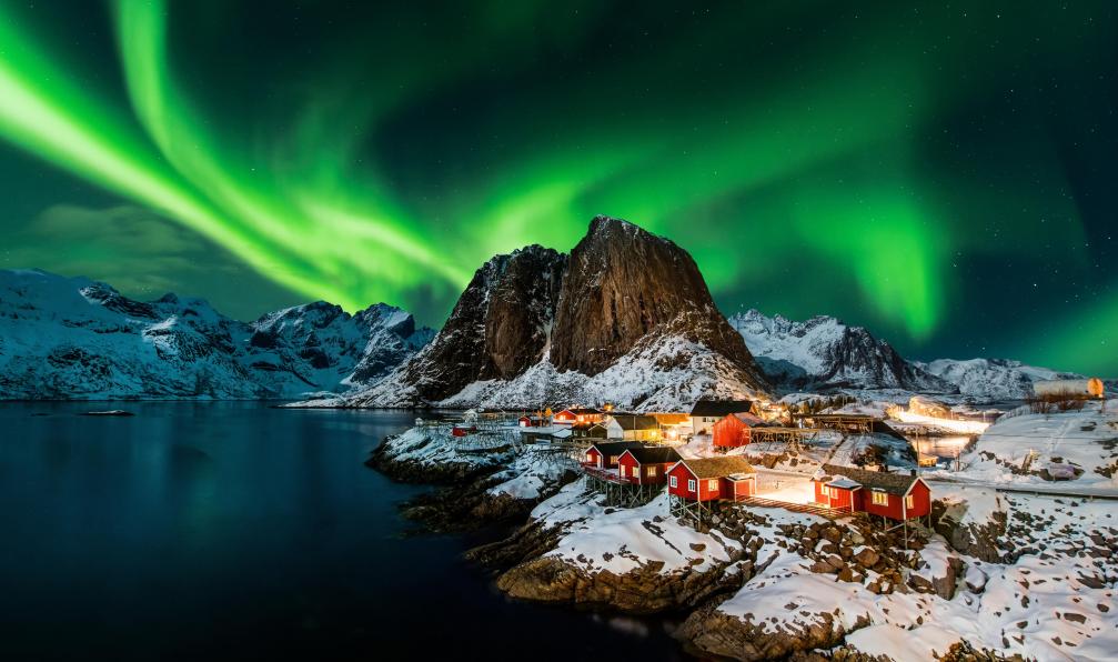 Krzeslak - Piotr - Adobe stock - Scène hivernale d'aurore boréale dans le ciel de Hamnoy, Norvège - Raquettes et aurores boréales en Lofoten - 7