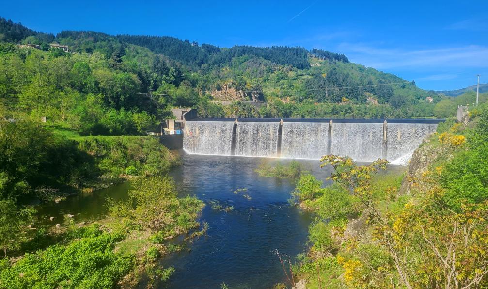 Aurélie Mansiot - Barrage sur une rivière au coeur d'une fôret durant un voyage en famille à velo sur la via dolce, Massif central, Ardèche, France - La Dolce Via à vélo en famille - 8