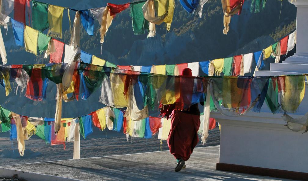 None priant au petit matin et drapeaux à prières à Manang, Tour des Annapurnas, Népal. - Le tour des Annapurnas - 5