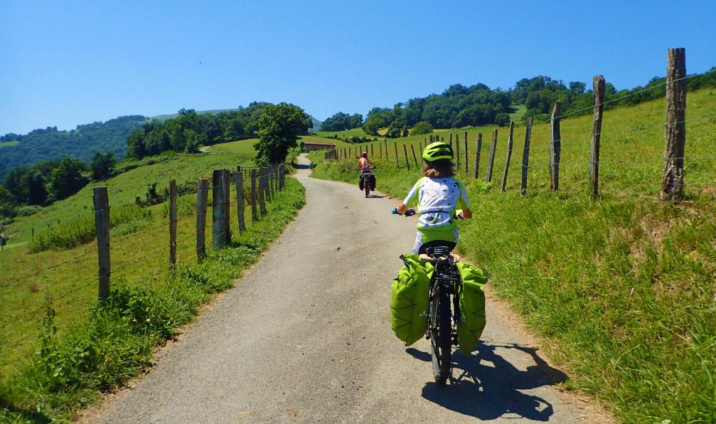 Riva - Gaël - Cyclistes dans la campagne basque, Pyrénées, France - Traversée du pays basque à vélo - 1