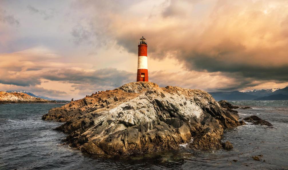 Marco_Piunti -  Istock -  Argentine baie de Ushuaia, canal de Beagle avec Phare des éclaireurs; Argentine - Aventure ultime : du bout du monde au trek du "o" - 1