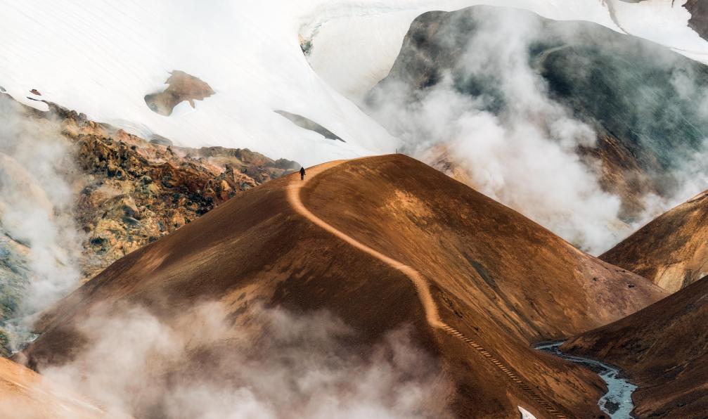 Mumemories - Adobe stock - Randonneur marchant sur un sentier de la zone géothermique de Hveradalir, « la vallée des sources chaudes », curiosité de la géologie islandaise. - Entre terre et mer islandais - 7
