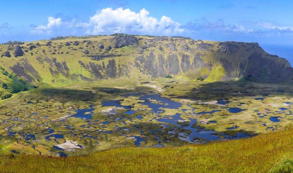 daboost -  Istock -  Volcan Rano Kau sur l'Île de Pâques, Chili - De la Patagonie à l'île de Pâques - 13