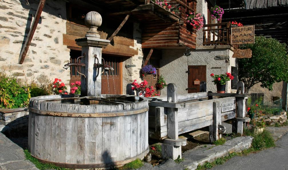 Jean-Mi - Adobe stock - Fontaine dans le village de St-Véran, Queyras, Alpes, France - Le tour du Queyras confort - 4