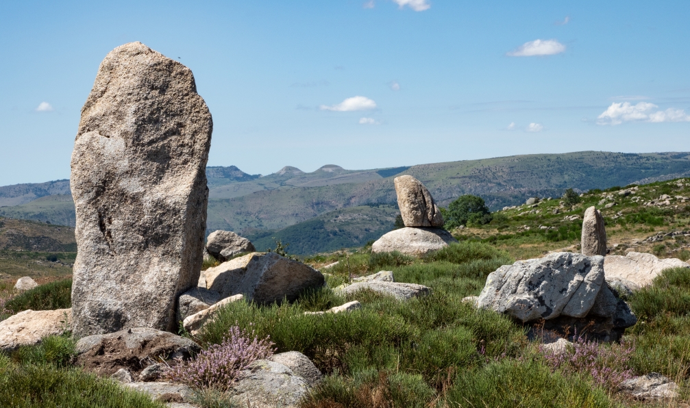 Nigel  -  Housden -  Shutterstock -  Sur le sentier de Robert Louis Stevenson, formations rocheuses kerne;France - Le Chemin de Stevenson avec un âne - 5