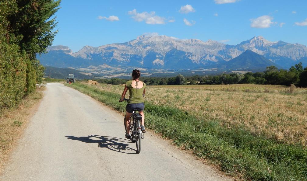 Cycliste sur une route du Trièves, Obiou et Grand Ferrand (Dévoluy) au loin, Alpes France. - Au pied du Vercors à vélo - 8