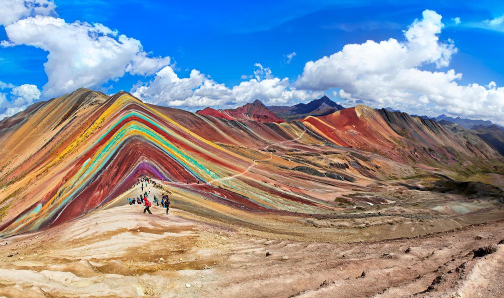 Lana_May  -  Shutterstock -  Groupe de touriste aux montagnes Arc en Ciel,Vinicunca;Pérou - Le trek du Salkantay - 9
