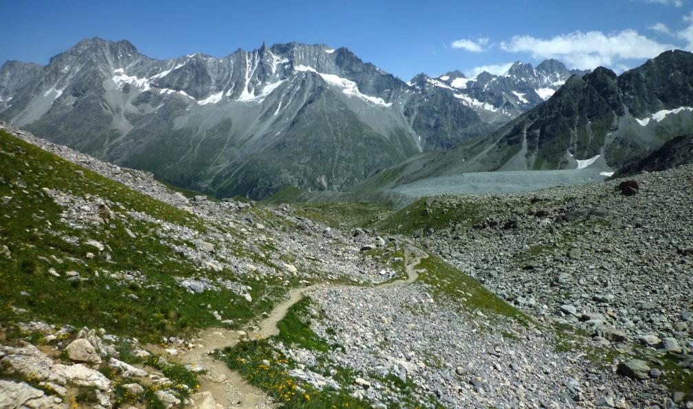 En descendant du col de Riedmatten sur Arolla, Chamonix-Zermatt, Valais, Alpes Suisse. - De Chamonix à Zermatt, la version intégrale - 8