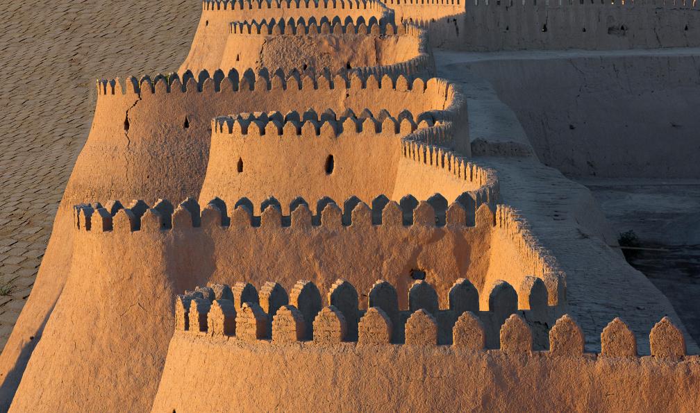 MehmetOZB - AdobeStock - Anciens murs en terre de la ville de Khiva, Ouzbékistan - Des monts Fanskye à Samarcande - 4