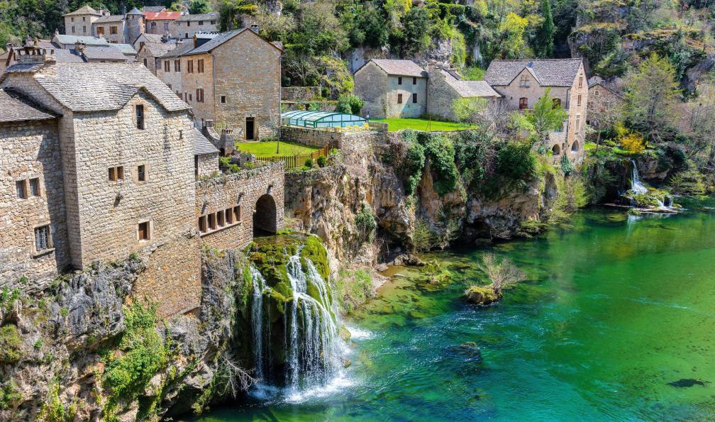 Pochet - Seb - Adobe Stock - Maisons en pierres auvillage de Saint chély du tarn dans les Gorges du Tarn, Lozère, France - Gorges du Tarn et de la Jonte - 1