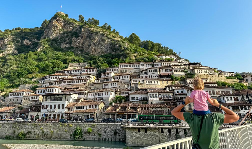 Chris - Adobe stock - En famille sur le pont de Gorica dans la ville touristique de Berat en Albanie - Ma family en Albanie  - 4