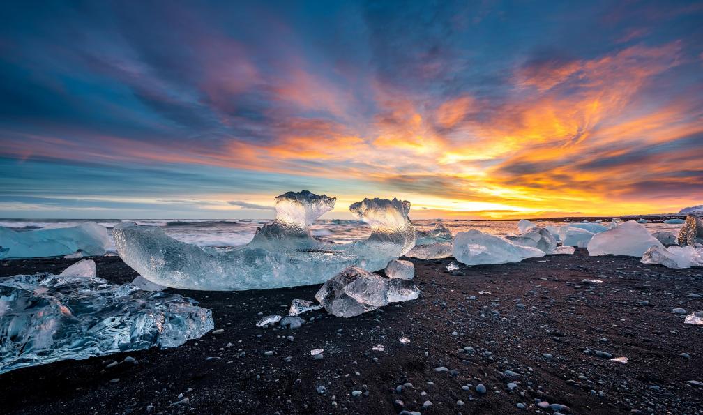 surangaw - Adobe stock - Glace sur une plage de Jokulsarlon au coucher du soleil, Islande - L'Islande hors des sentiers battus - 4