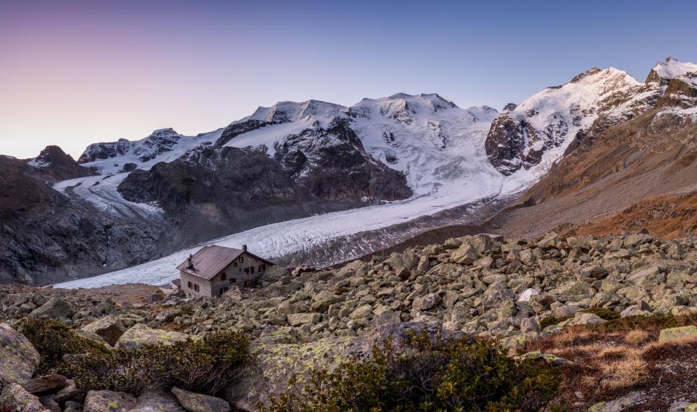 schame87 - stock.adobe.com - La cabane Boval devant le glacier de Morteratsch dans le massif de Bernina, Alpes, Suisse - Saint-Moritz et Bernina, joyaux alpins - 7