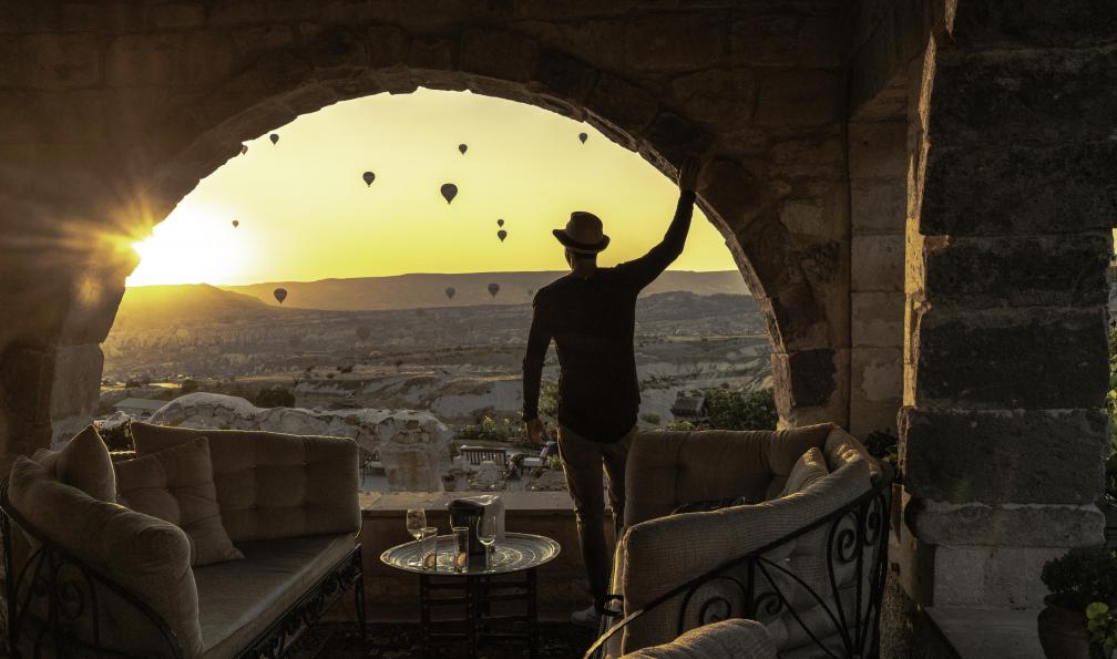 FG Trade -  istock -  Homme observant les montgolfières au coucher du soleil, Turquie - La Cappadoce: mon royaume des fées - 1