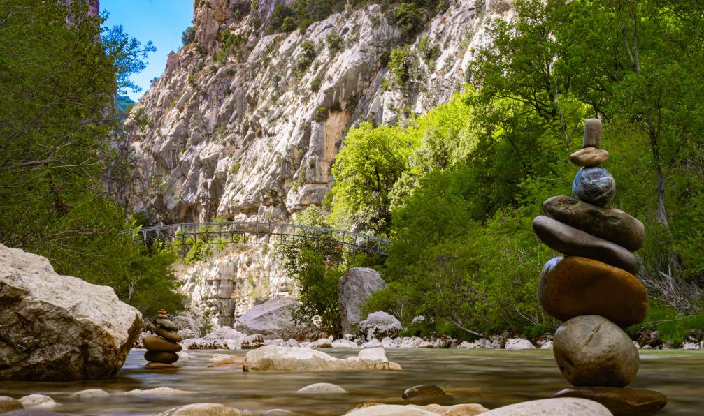 Olivier - Adobe stock - Petit carin au bord de l'eau et pont dans une gorge du Verdon, France - Week-end dans les gorges du Verdon - 5