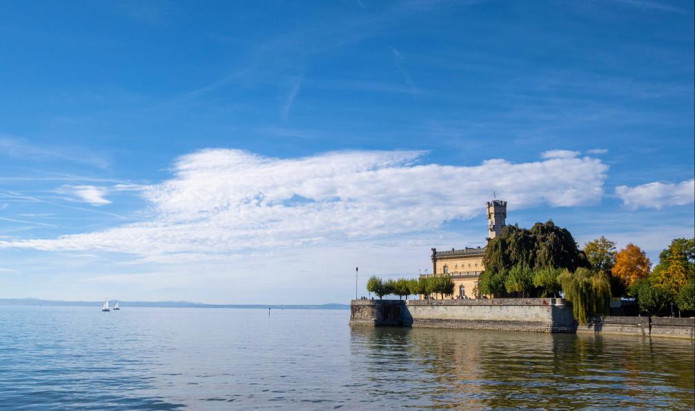 Langer - Marvin - Unsplash - Vue sur le lac de Constance et le Château de Montfort à Langenarge en Allemagne. - À vélo autour du lac de Constance à votre rythme - 6