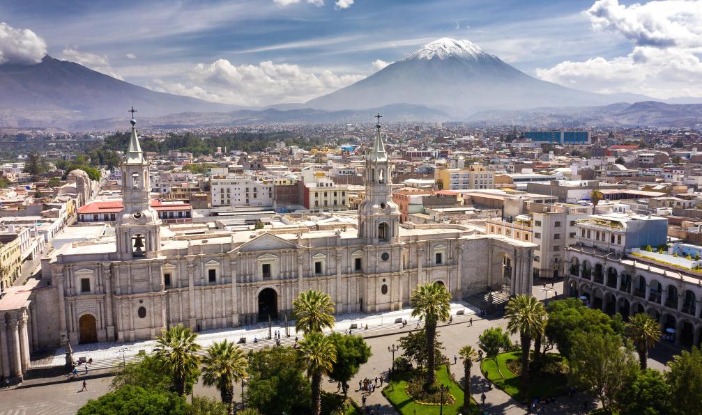 Vinces - Christian - Stock Adobe - La ville d'Arequipa et son architecture, au pied du volcan Misti, Pérou - Au pays de l'inca et Amazonie - 1