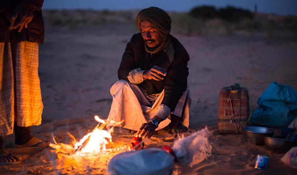 Christophe Levet -  Homme devant un feu de camp, dans le désert, Mauritanie - Adrar hors du temps: de Maaden à la vallée Blanche - 2