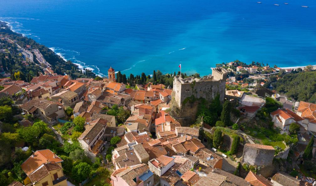 s4svisuals - Adobe Stock - Vue aérienne du village perché de Roquebrune Cap Martin, France - Les balcons d'Azur : de Menton à Nice - 7