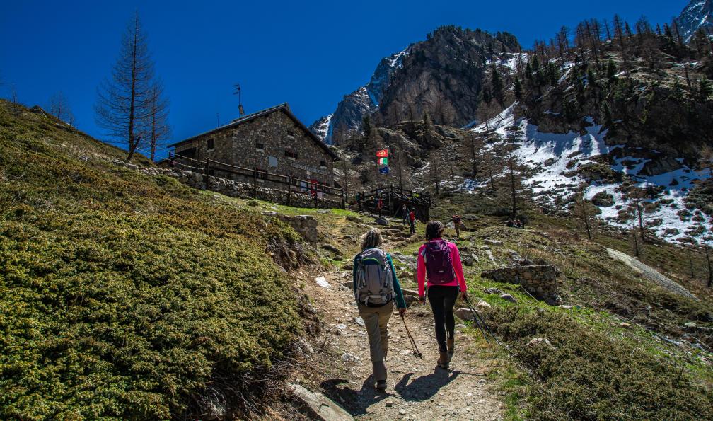 Alessandrogiam - Adobe stock - Randonneuses qui arrivent au refuge Livio Bianco, haute vallée de Gesso, province de Cuneo, Piemont, Italie - Alta via dei Re - 10