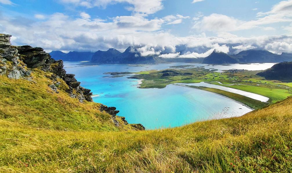 Garioud - Nadège - Vue sur l'extrémité nord depuis Moskenesoya sur Flakstadoya, à Fredvang point de départ pour le sentier menant à la plage de Klavika, Lofoten, Norvège - Archipels du Nord : Lofoten, Vesterålen et Senja - 9