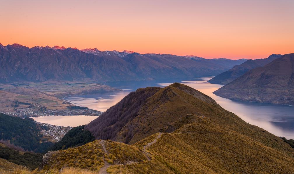 RuthChoi  -  Shutterstock -  Vue depyuis le sommet de  Ben Lomond au crépuscule; Écosse - Le trek de la West Highland Way - 2