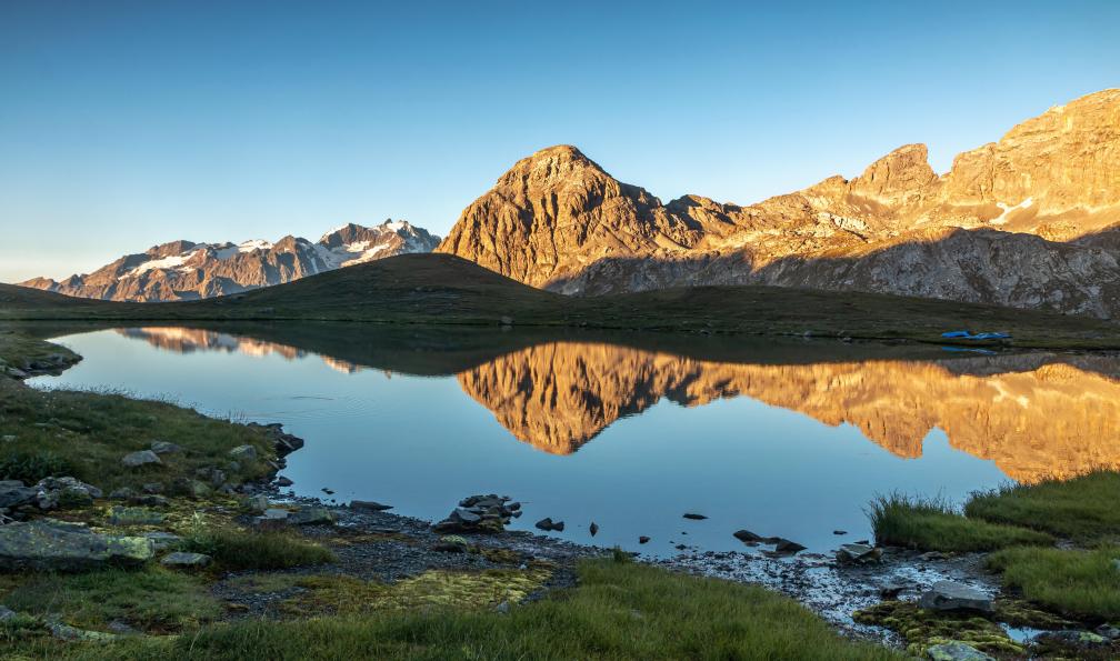 Deborde - Jean-Michel - Adobe stock - Lever de soleil au lac de la Ponsonnière en été, Massif des Cerces, Alpes, France - Panorama des Ecrins - 5