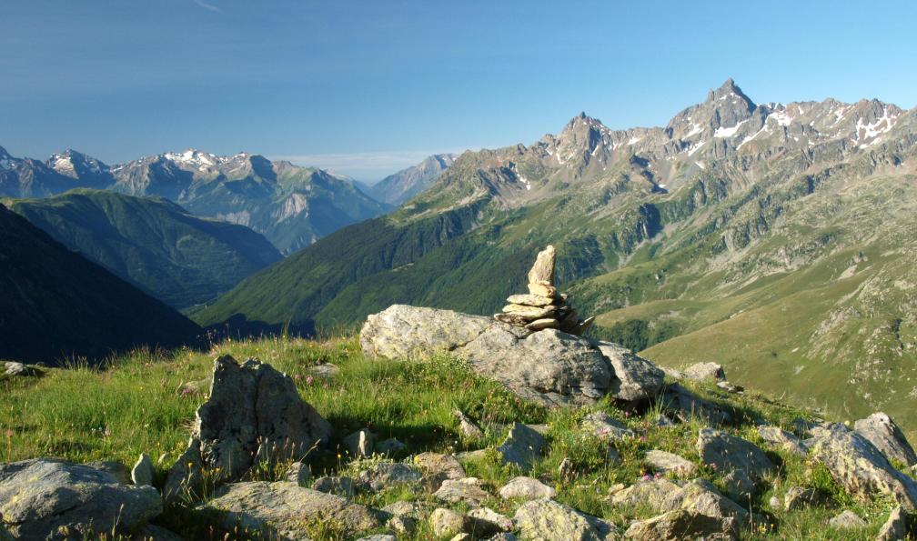 Massif du Rochail et Belledonne (Grand Pic) depuis les Sept-Laux, raid Grenoble-Briançon, M30W, Alpes France. - Secrets et merveilles de Belledonne - 3