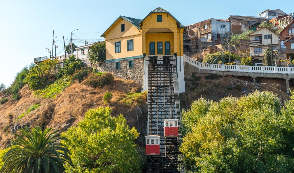 mikasek - Adobe stock - Funiculaire dans la ville de Valparaiso, Chili - Immersion en Patagonie et Terre de Feu - 13