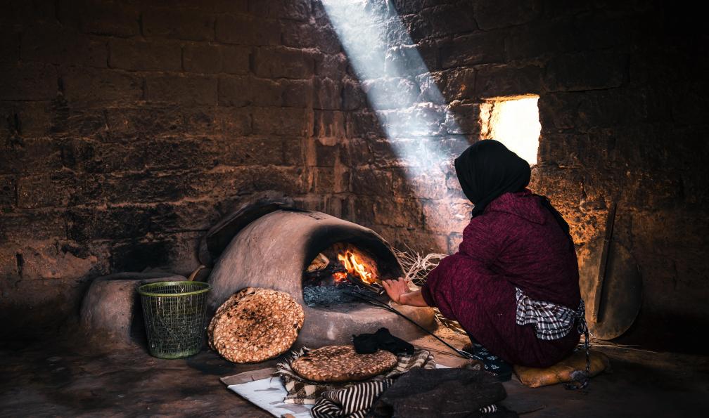 Fernando - Adobe stock - Femme préparant le pain traditionnel, Maroc - Les roses du M'Goun - 8