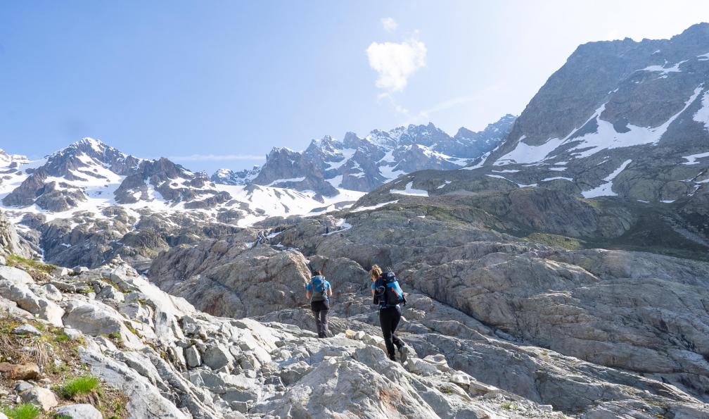 Crétois - Chloé - Deux randonneuses dans le parc des Écrins, devant le Glacier Blanc  - Micro aventure dans les Ecrins - 1