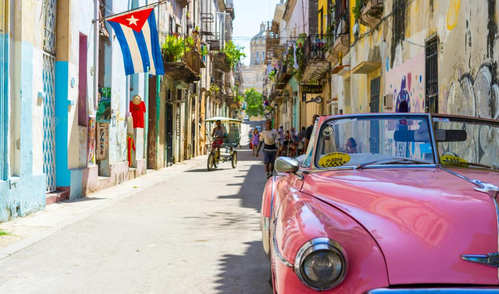 Kunze - Alexander - Unsplash - Rue colorées de la Havane et vieille voiture, Cuba - Randonnées et merveilles cubaines - 7