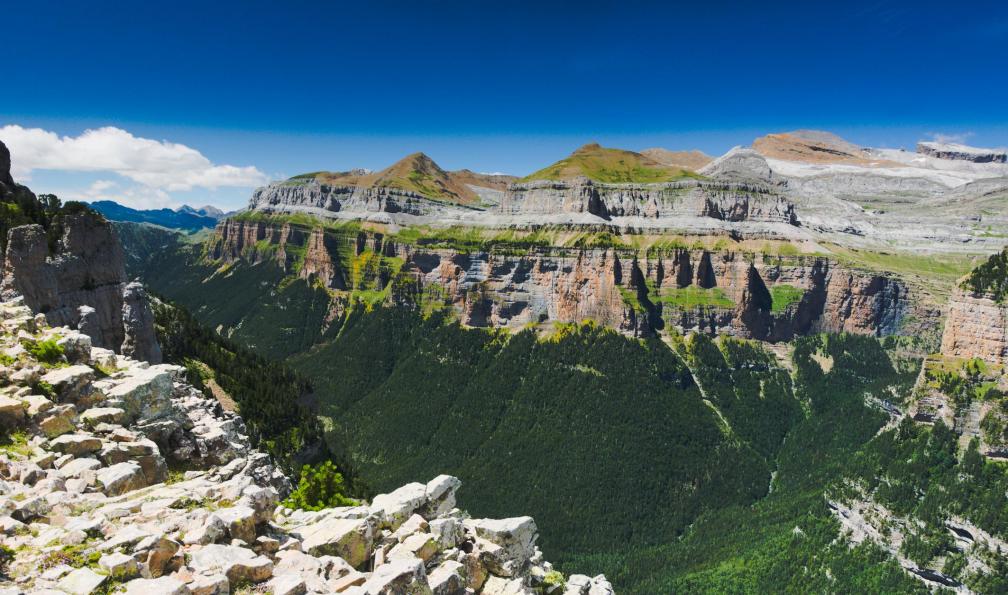 maurusasdf -  Istock -  Vue panoramique sur la vallée de lOrdesa, France - Cirque de Gavarnie et canyon d'Ordesa - 1