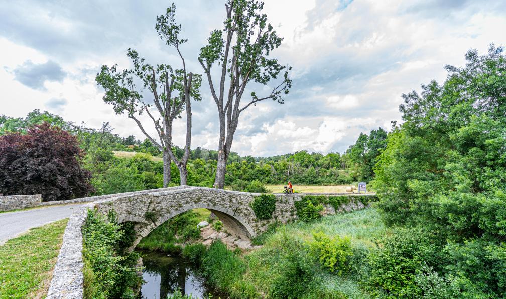 Grez - Nacho - A vélo sur le pont roman à Céreste, Lubéron, Provence - Les charmes du Luberon à vélo - 8
