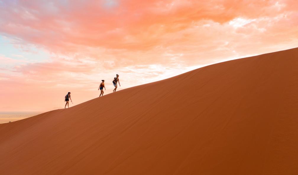Chloé - Crétois - Personnes marchant sur la dune d'Elim au coucher du soleil, Namibie - Les sentiers de la Voie lactée - 1