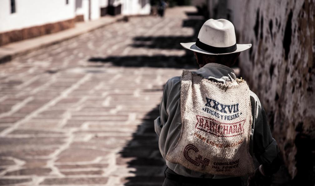 Federico - Adobe stock - Homme portant un sac de grain de café dans le rue, Colombie - Périple colombien - 7