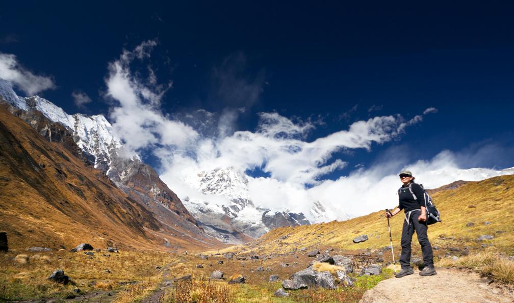 Shahaira -  Istock -  Souriant heureux de femme sur fond de montagne, de l'Annapurna;Népal - Le tour des Annapurnas - 3