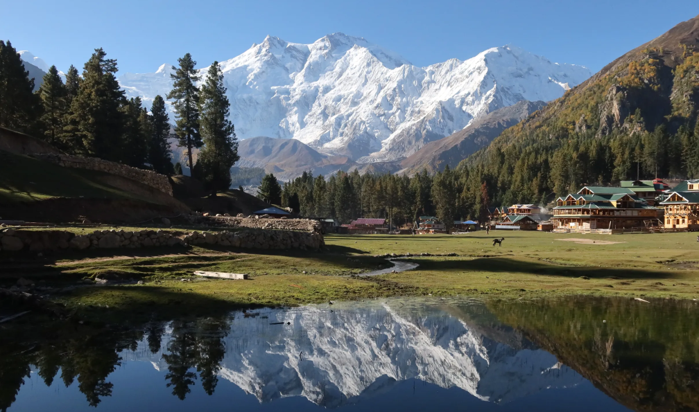 Neyret - Pierre - Effet mirroir d'un sommet enneigé sur le lac, fôret et village, Nanga Parbat, Pakistan - Trek autour du Nanga Parbat avec Pierre Neyret  - 5