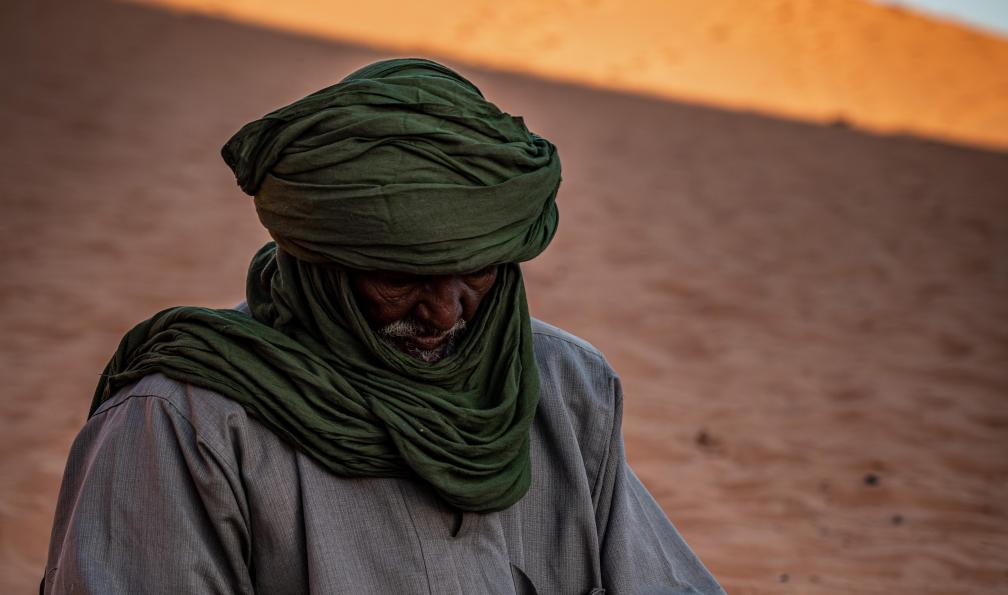 Lafrasse - Michael - Guide touareg qui cuisine la fameuse Taguella, pain du désert cuit sous la cendre, Algérie - Canyons dérobés entre Dider et Essendilène - 1
