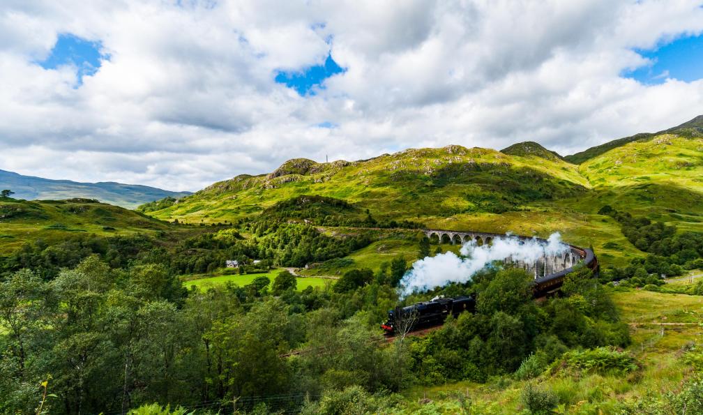ColobusYeti -  Istock -  Train a vapeur dans les Hightlands à Glenfinnan en Ecosse;Royaume-Unis - Les routes enchantées d'Ecosse - 5