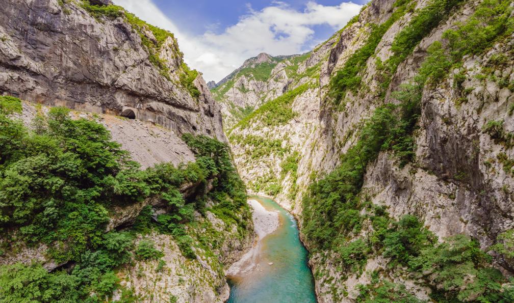 galitskaïa - stock.adobe.com - Les eaux turquoise de la rivière du canyon Moraca, Monténégro - Insolite Monténégro - 6