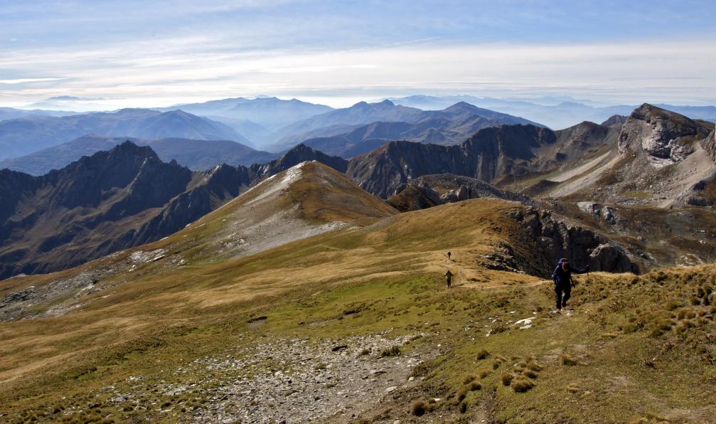 Randonneurs sur une crête de montagne, Albanie. - Itinérance sur le sentier Peaks of the Balkans  - 5